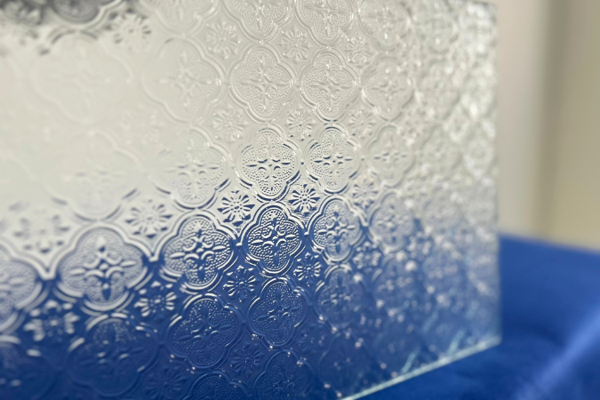 フローラガラスとは｜優しい花柄模様が特徴のデザインガラス