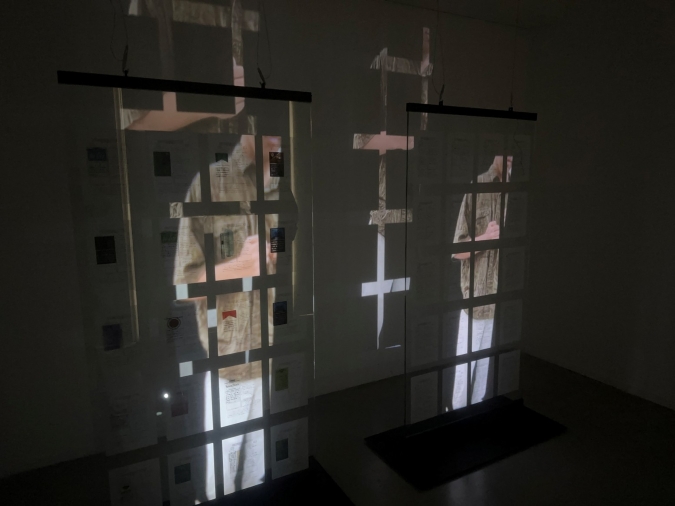 【卒業制作の使用事例】透明ガラスを使用したインスタレーション作品「バイアス」（2025）