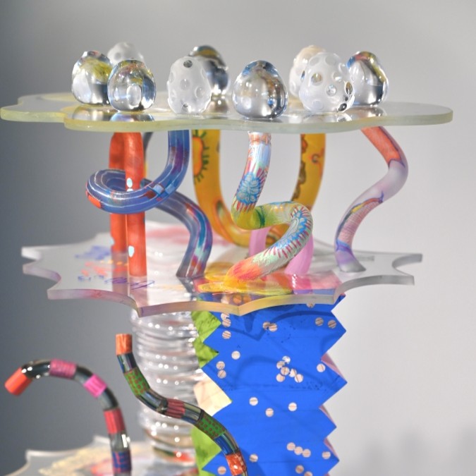 【卒業制作の使用事例】高透過ガラスを使用した、色と形が生み出すアート作品